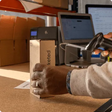 O fornecedor vende os dispositivos através do mercado de recondicionados